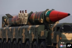 Пакистанская ракета Shaheen-III, способная нести ядерные боеголовки, во время военного парада по случаю Дня национального единства Пакистана в Исламабаде, 23 марта 2022 года