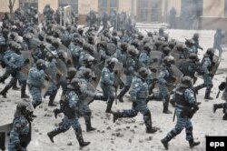 Members of Ukraine's Berkut riot police attack protesters during an anti-government protest in downtown Kyiv on January 22, 2014.